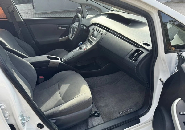 Toyota Prius cena 49999 przebieg: 147000, rok produkcji 2015 z Raszków małe 529